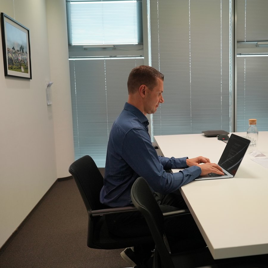 Matthias Neumann bei der Arbeit am Laptop